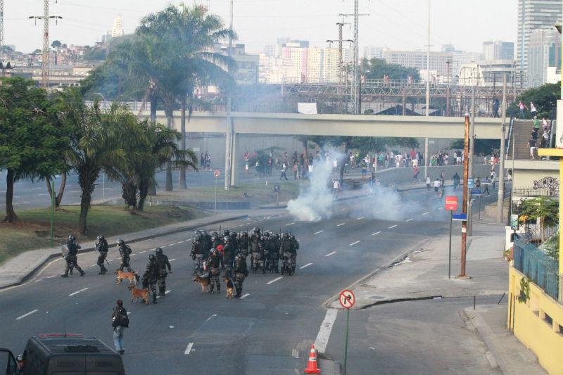 PMs jogam bombas de g&aacute;s lacrimog&ecirc;nio no Rio 