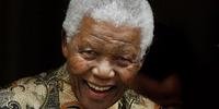 Nelson Mandela tem 94 anos e está internado no hospital por uma infecção pulmonar