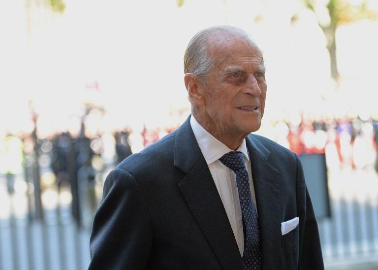 Marido da rainha Elizabeth II deixa hospital ap&oacute;s opera&ccedil;&atilde;o