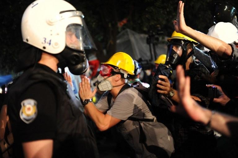 Confrontos entre pol&iacute;cia e manifestantes seguem na Turquia