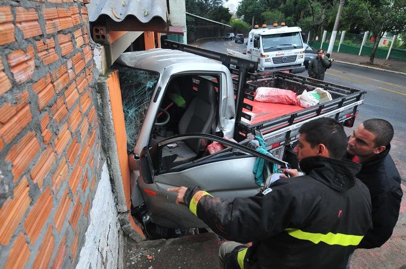 Motorista ficou ferido no acidente no bairro Menino Deus