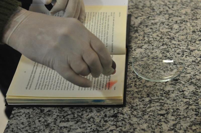 Narcoteste para identificar presen&ccedil;a de coca&iacute;na foi aplicado nas p&aacute;ginas dos livros