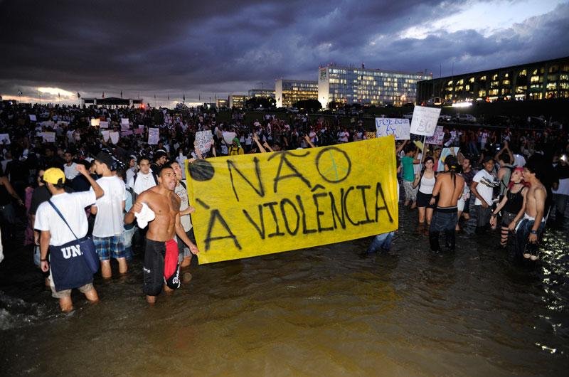 Manifestantes em todos os cantos do pa&iacute;s pediam n&atilde;o &agrave; viol&ecirc;ncia