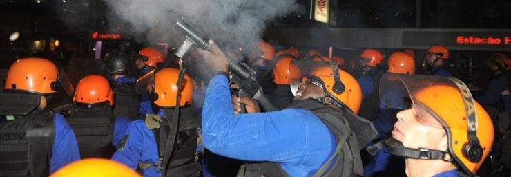 Brigada Militar e manifestantes entraram em choque na avenida Ipiranga
