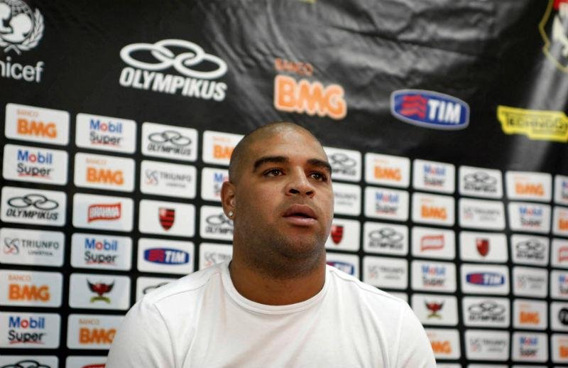 Exames m&eacute;dicos separam Adriano do Inter 