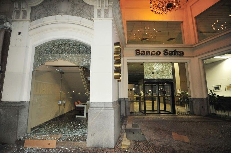 Banco localizado na rua dos Andradas teve vidros quebrados