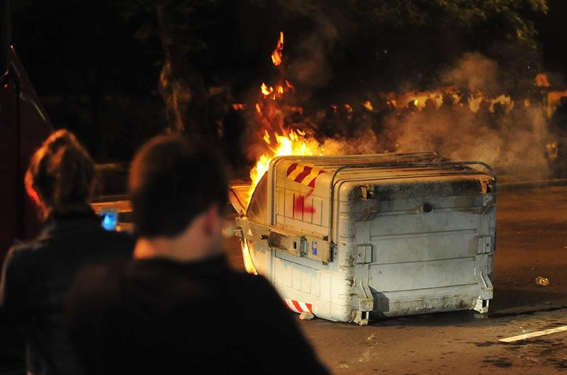Cont&ecirc;ineres foram queimados por alguns manifestantes