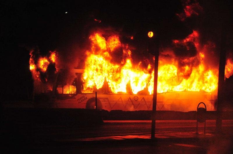 &Ocirc;nibus da Carris foi incendiado durante protesto