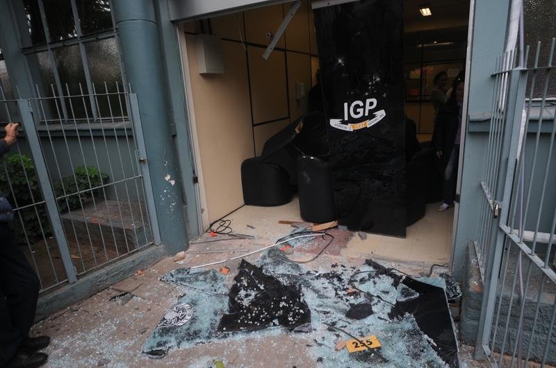 Pr&eacute;dio do IGP na Azenha ficou destru&iacute;do ap&oacute;s protesto