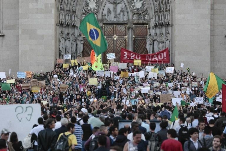  	Protesto ocorre na Pra&ccedil;a da S&eacute;