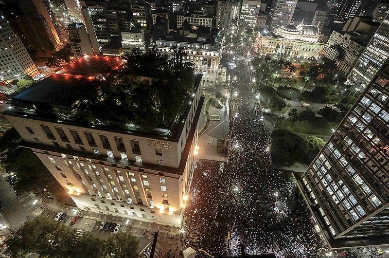 Manifestantes depredam sede da Prefeitura de S&atilde;o Paulo