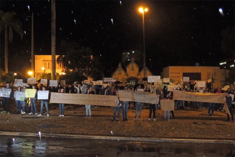 Centenas se juntam a protestos nacionais em Erechim