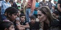 Angelina Jolie conversou com refugiados no campo jordaniano de Zaatari