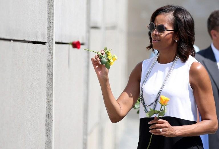 Michelle Obama depositou flores em blocos de concreto para lembrar v&iacute;timas do holocausto