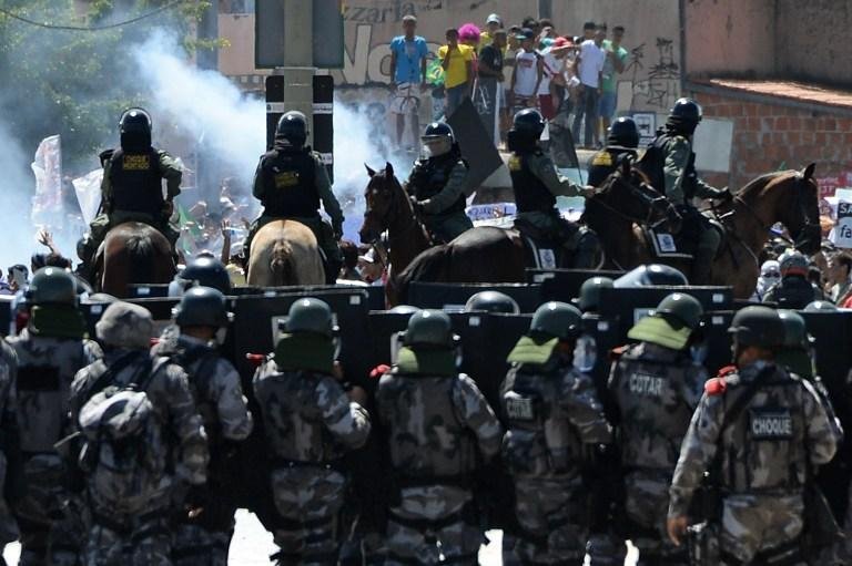 Tropa de choque entra em conflito com a manifesta&ccedil;&atilde;o perto do est&aacute;dio Castel&atilde;o