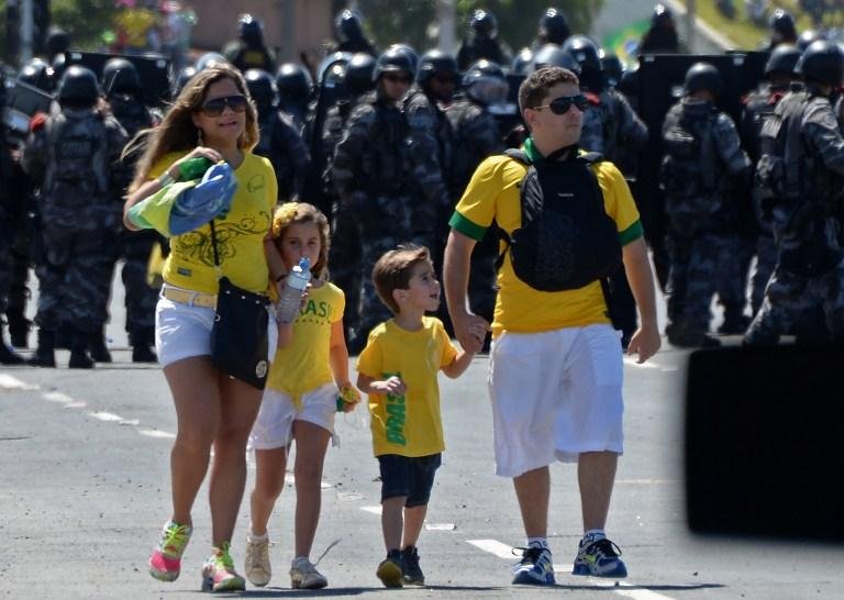 Torcida passa por barreira policia antes de chegar ao est&aacute;dio. Clique para ver mais fotos