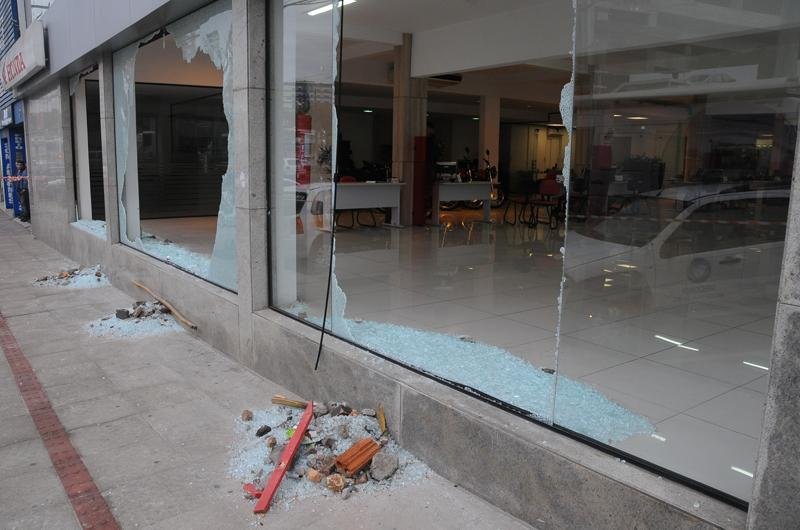 Lojas foram depredadas durante protestos em Porto Alegre