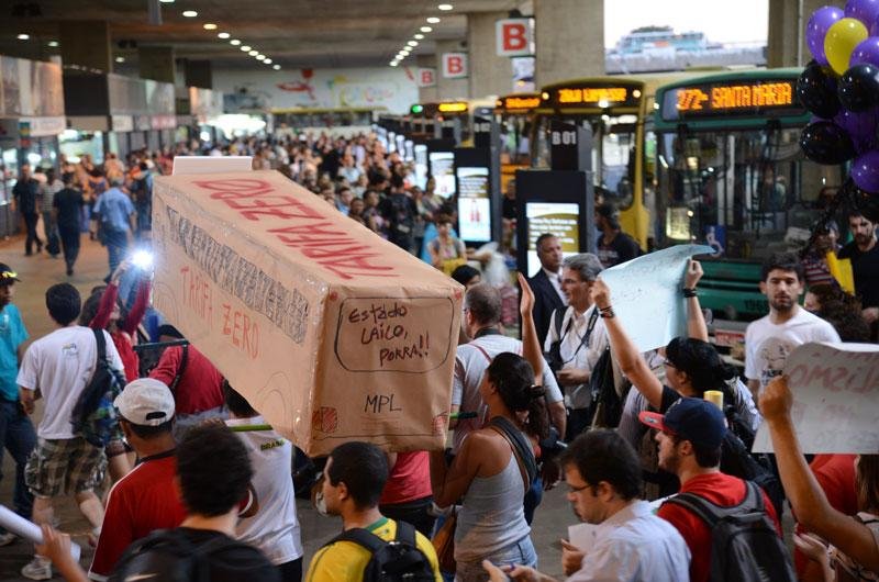 Em Bras&iacute;lia, grupo pede tarifa zero para o transporte p&uacute;blico