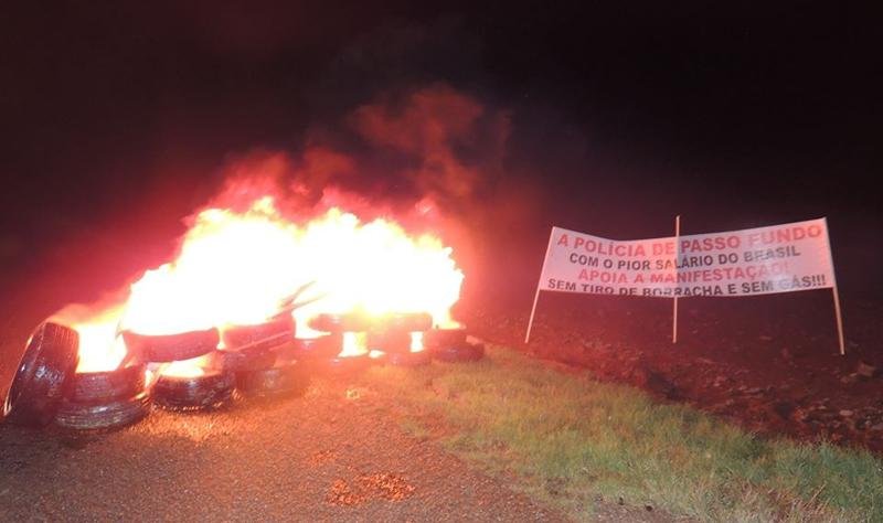 Fogueira com pneus foi montada &agrave;s margens da BR 285