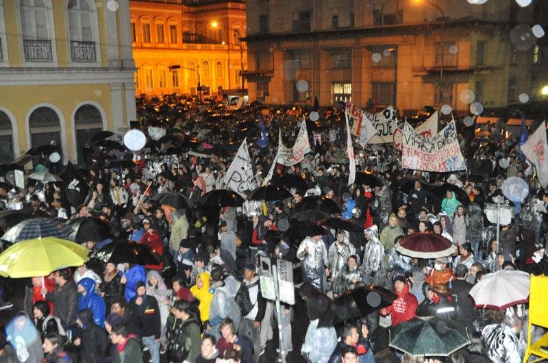 Milhares se reunem em frente a Prefeitura de Porto Alegre