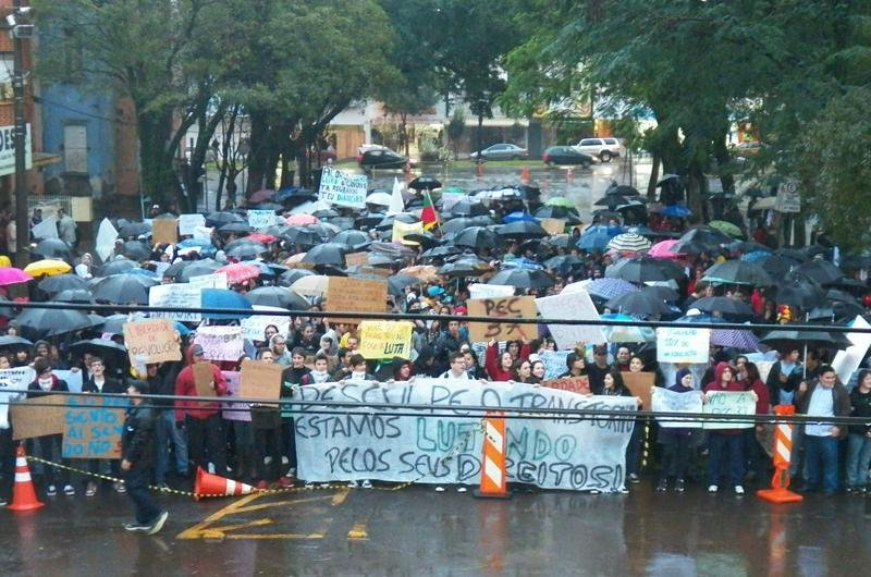 Grupo fez caminhada pelas principais ruas da cidade
