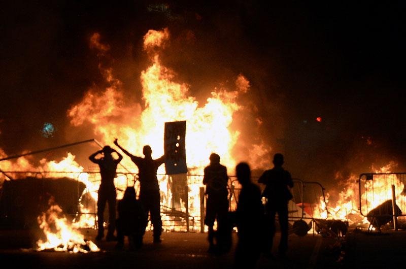 Manifestantes tamb&eacute;m quebraram placas de tr&acirc;nsito e destru&iacute;ram postes de ilumina&ccedil;&atilde;o