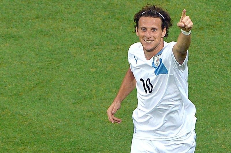 Forl&aacute;n marca em seu cent&eacute;simo jogo e deixa Uruguai perto de classifica&ccedil;&atilde;o