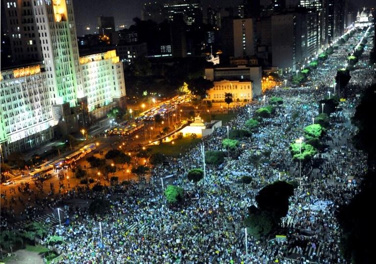 Milhares foram &agrave;s ruas no Rio e em outras cidades brasileiras
