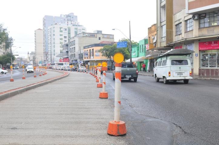 Trecho bloqueado causa congestionamentos no tr&acirc;nsito