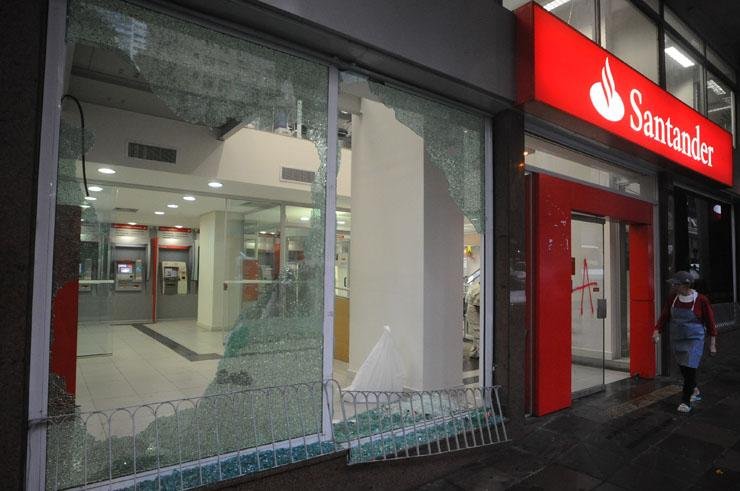 Ag&ecirc;ncias banc&aacute;rias foram atacadas durante protesto na Capital