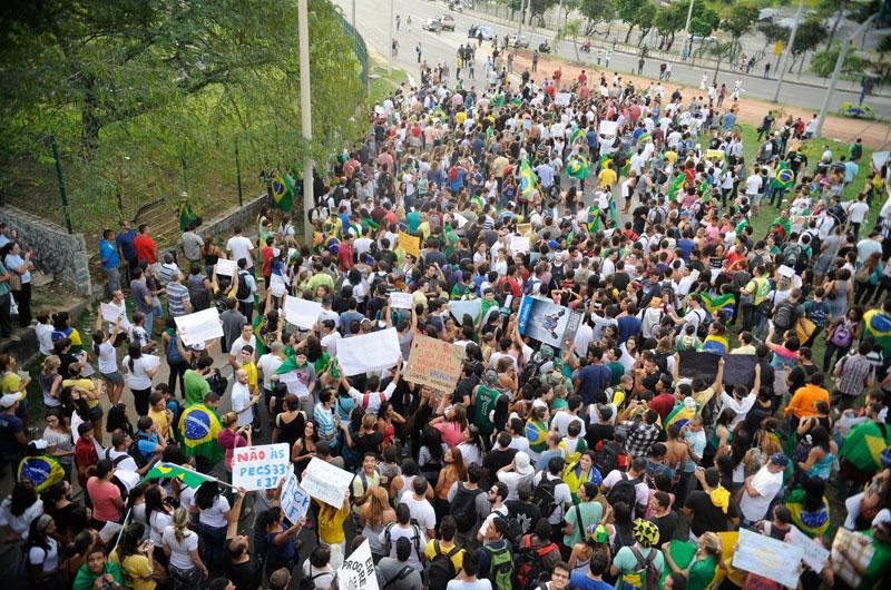 Cariocas voltam &agrave;s ruas e protestam na Barra da Tijuca