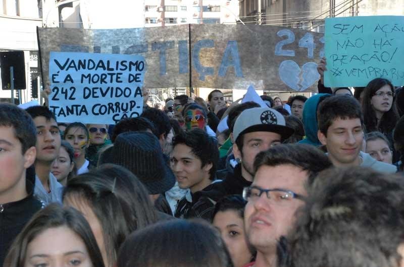 Protesto re&uacute;ne 15 mil pessoas em Santa Maria