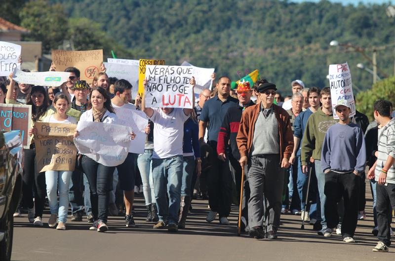 Protesto em Encantado reuniu 500 pessoas	