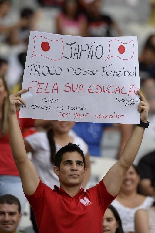 Torcedor ergue cartaz em protesto