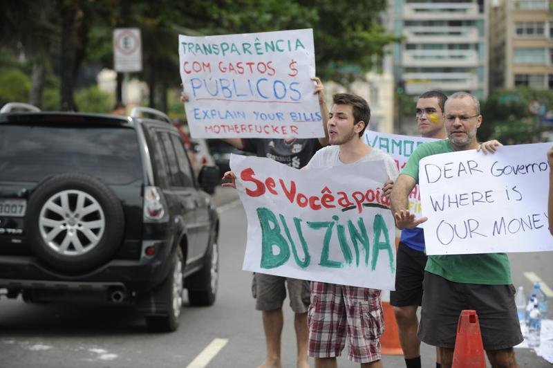 Manifestantes pedem para motoristas buzinarem
