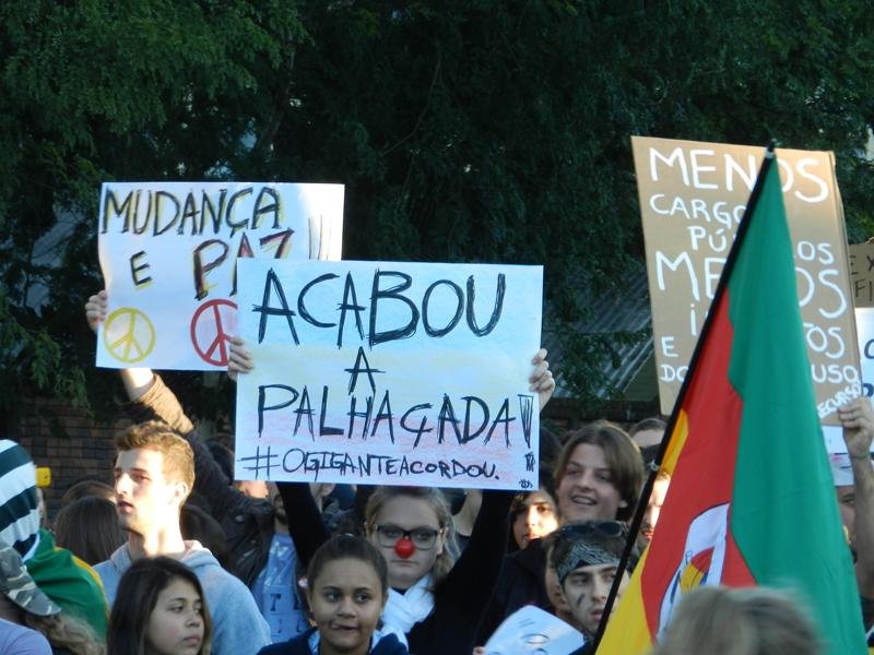 Moradores de Lajeado carregavam cartazes e bandeiras