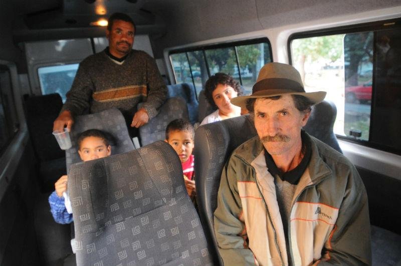 Fam&iacute;lias deixam cidades e vivem saga por atendimento m&eacute;dico em Porto Alegre