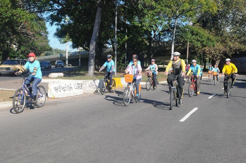 Pedalada re&uacute;ne refugiados em Porto Alegre