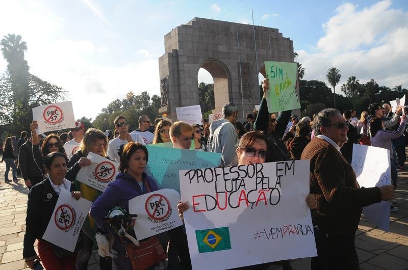 Maniestantes tamb&eacute;m pediram melhores condi&ccedil;&otilde;es para a educa&ccedil;&atilde;o e a sa&uacute;de