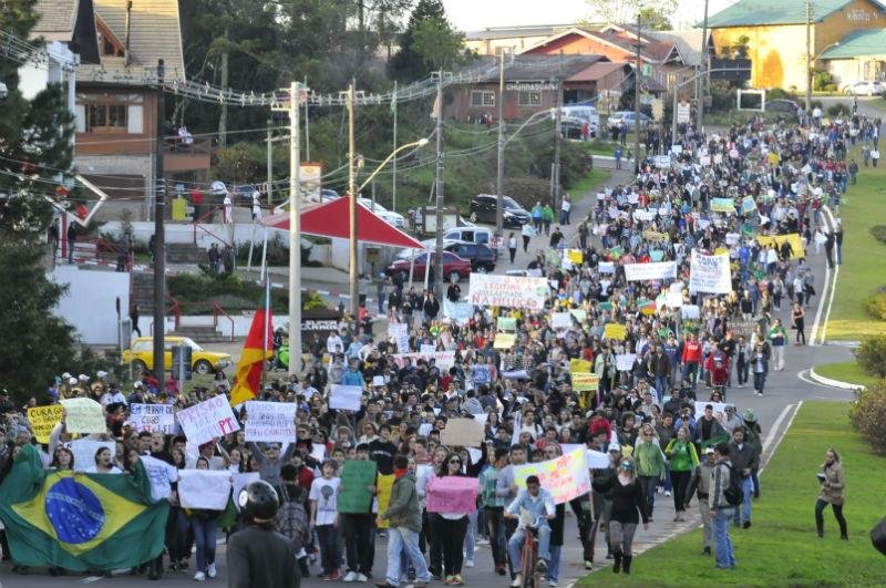 Protesto re&uacute;ne 4,5 mil em Canela e Gramado
