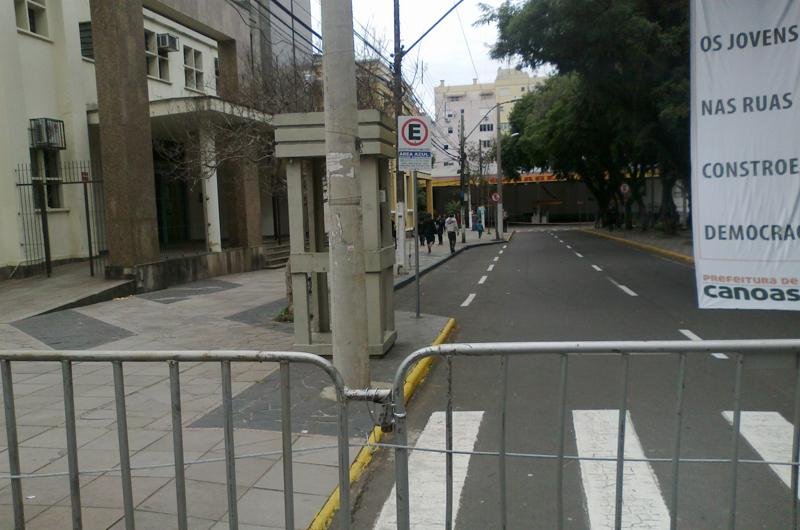 Gradis foram colocados em frente ao pr&eacute;dio da prefeitura de Canoas