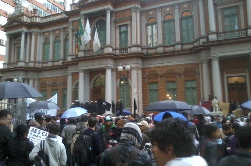Manifestantes j&aacute; se concentram em frente a Prefeitura da Capital