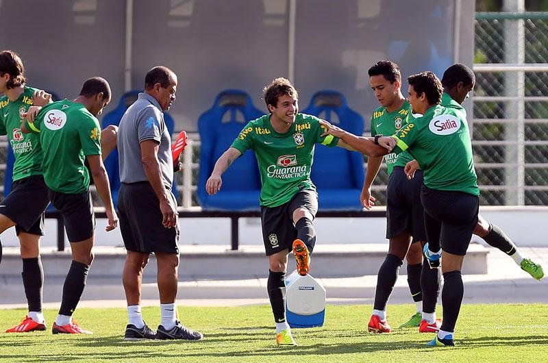 Bernard (C) deixou o treino da Sele&ccedil;&atilde;o Brasileira