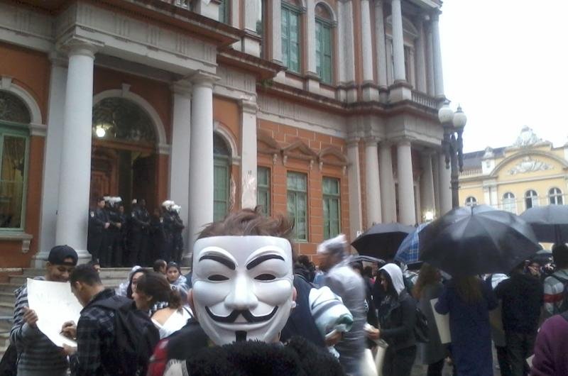 Manifestantes come&ccedil;aram a se reunir &agrave;s 17h em frente &agrave; Prefeitura