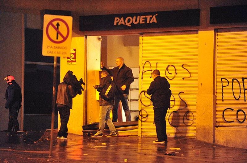 Manifestantes entram em confronto com a pol&iacute;cia no Centro de Porto Alegre