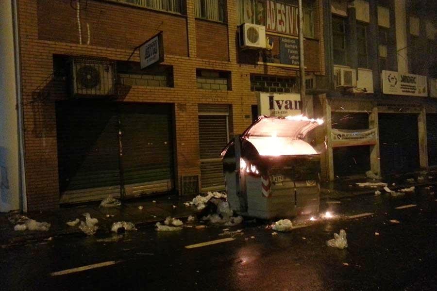 DMLU contabiliza sete cont&ecirc;ineres incendiados em cerca de cinco horas