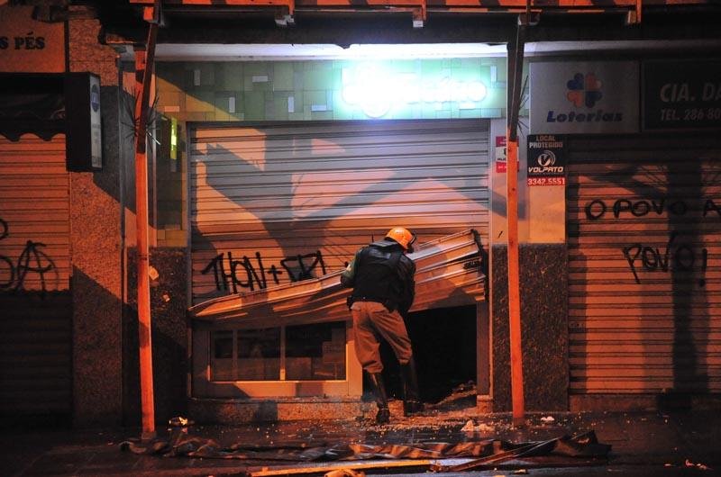 Pr&eacute;dios e lojas foram pichados durante maniesta&ccedil;&otilde;es em Porto Alegre