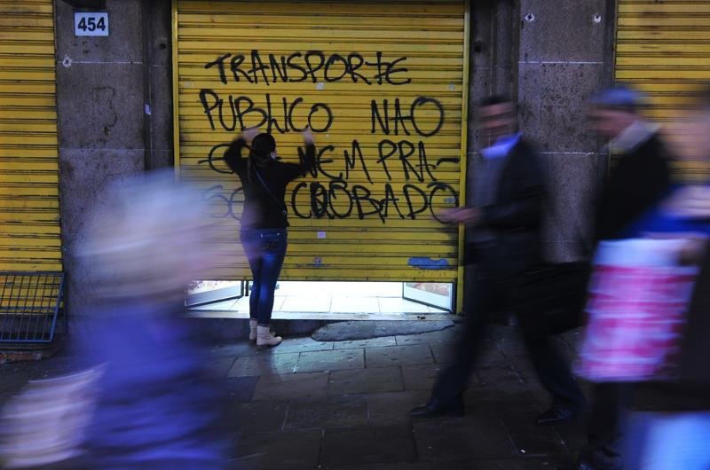 Portas de lojas, pr&eacute;dios e bancos foram pichadas durante manifesta&ccedil;&atilde;o na Capital