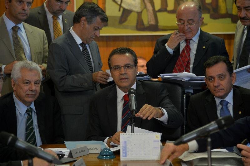Presidente da C&acirc;mara, Henrique Eduardo Alves (C), disse que PEC 37 ser&aacute; derrubada
