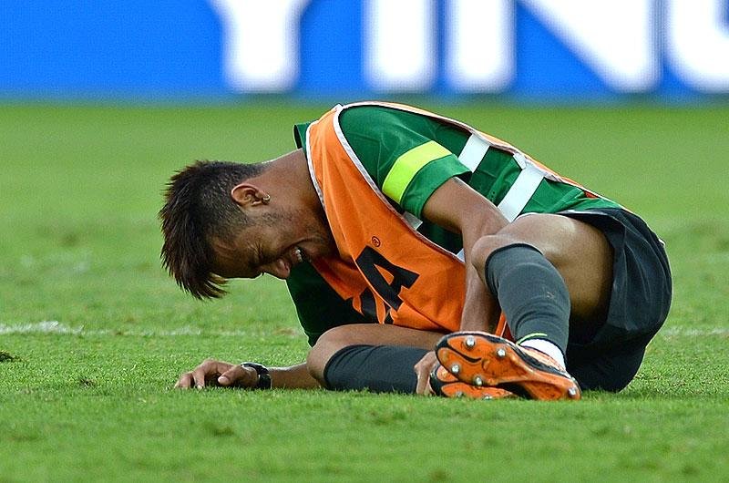 Atacante caiu no ch&atilde;o duas vezes com dores, mas n&atilde;o dever&aacute; ser problema